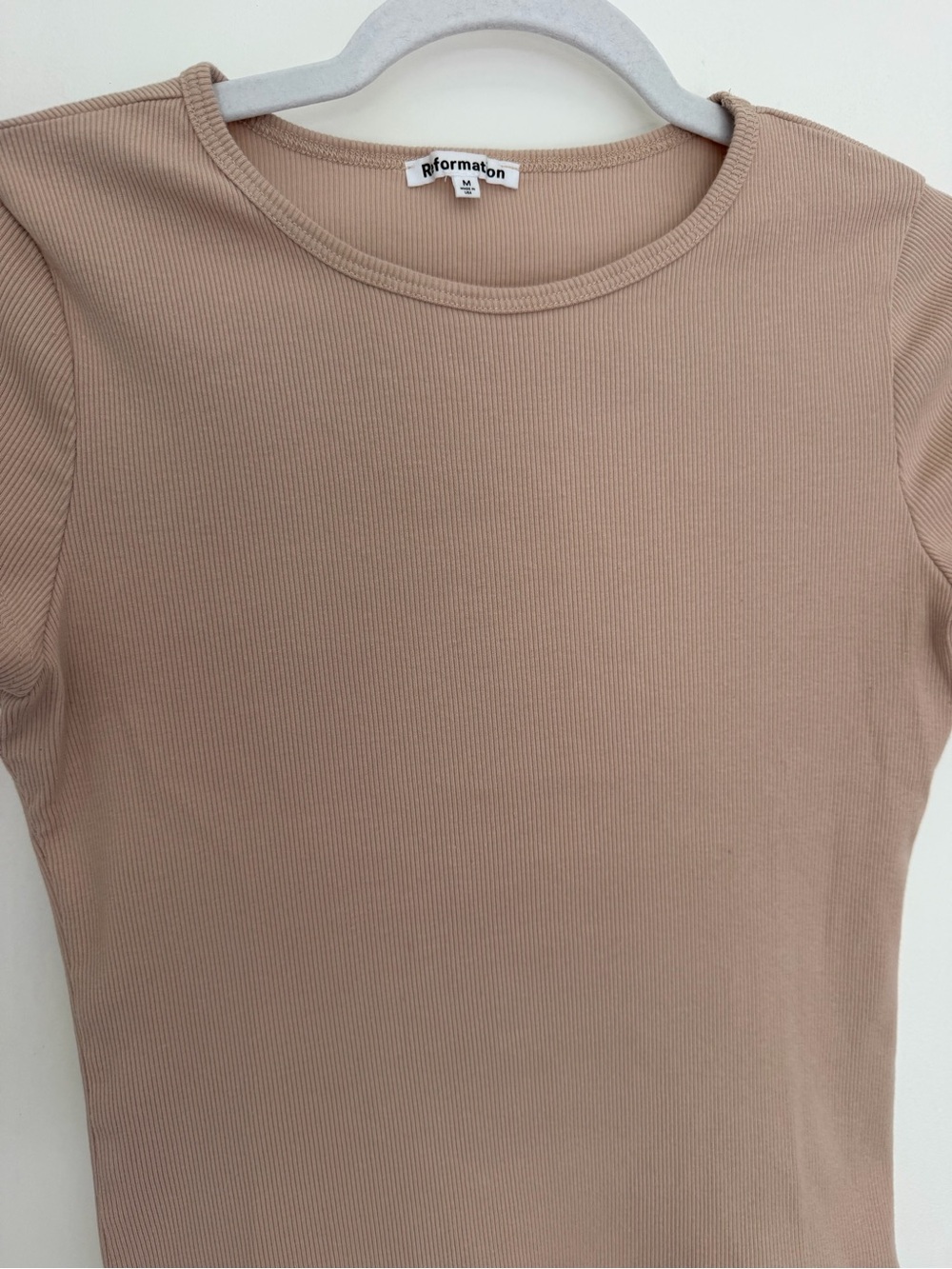 Reformation "Muse" Sand Tan Neutral Ribbed Baby Cropped Tee Shirt - Picture 7 of 16
